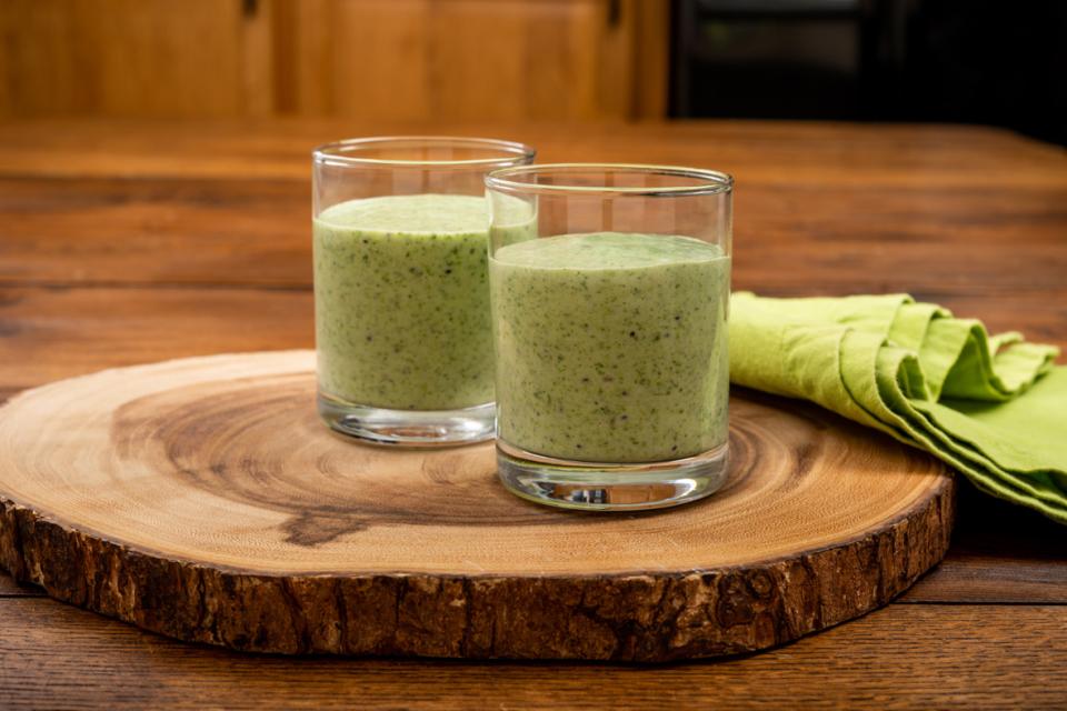 deux verres qui contiennent un smoothie vert