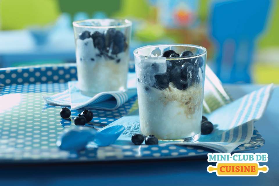 Parfait aux bleuets fait avec de l’avoine, du yogourt et des bleuets.