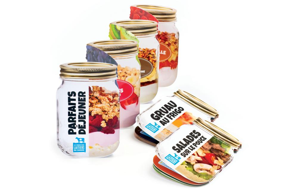 Image d'une brochure de recettes de repas en pots tels que des parfaits, gruau au frigo et salades