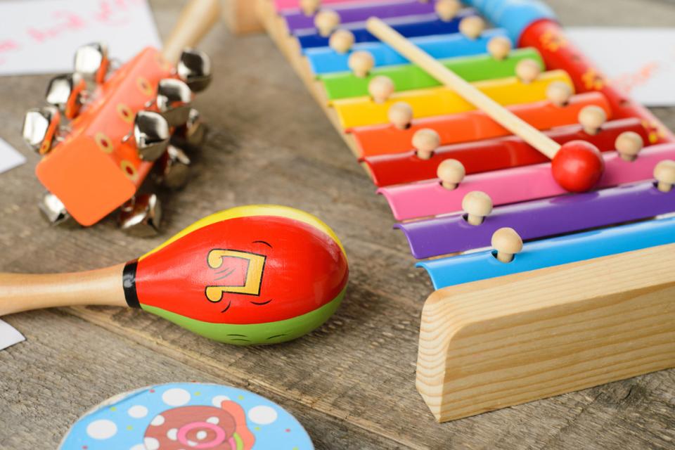 Instruments de musique pour enfants sur un fond de bois.