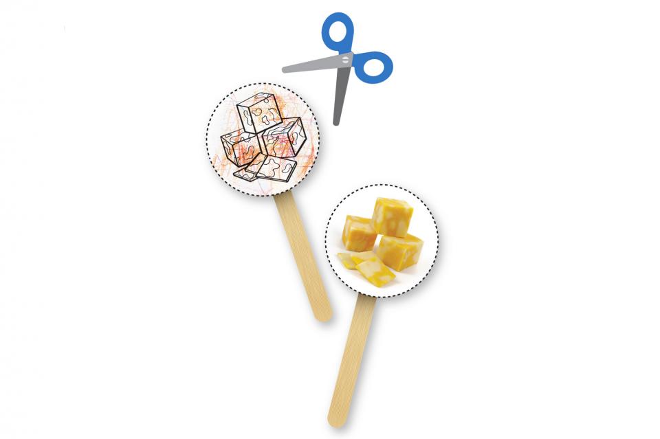 Marionnettes à tige représentant des cubes de fromage avec une icône de ciseaux.