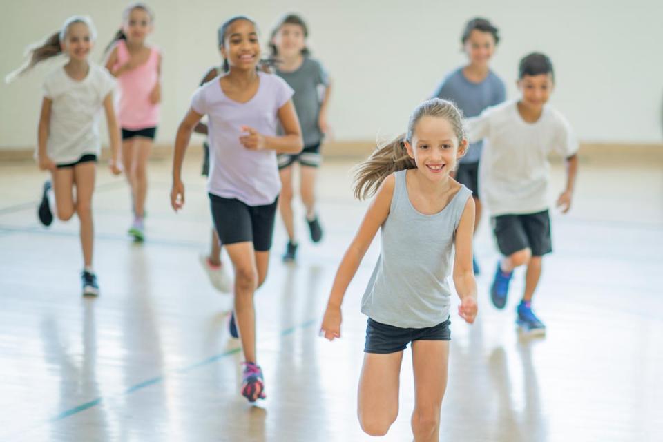 Élèves qui courent dans un gymnase