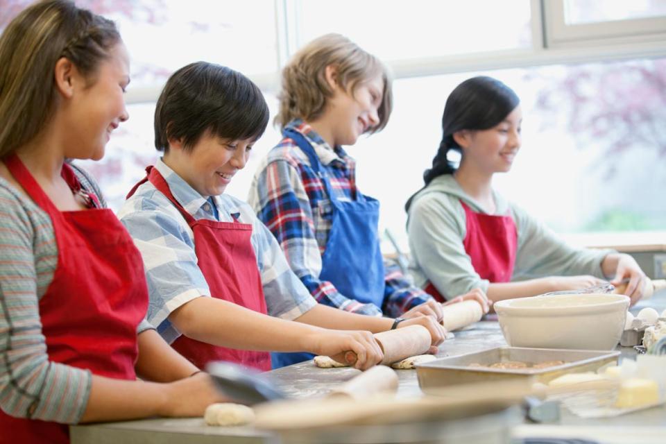 Élèves qui cuisinent lors d'un atelier culinaire