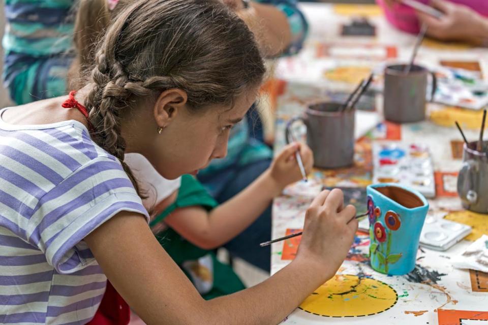Jeune fille qui fait du bricolage