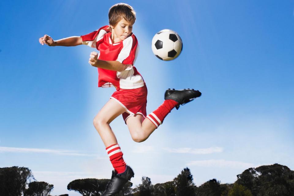 Garçon qui joue au soccer