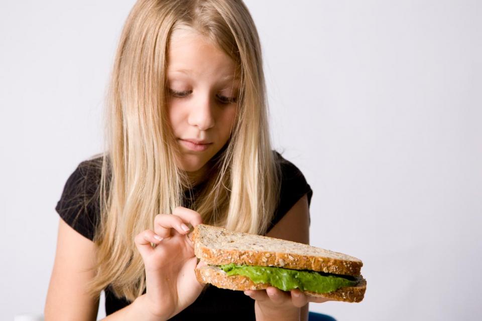 Jeune fille qui ne veut pas manger son sandwich