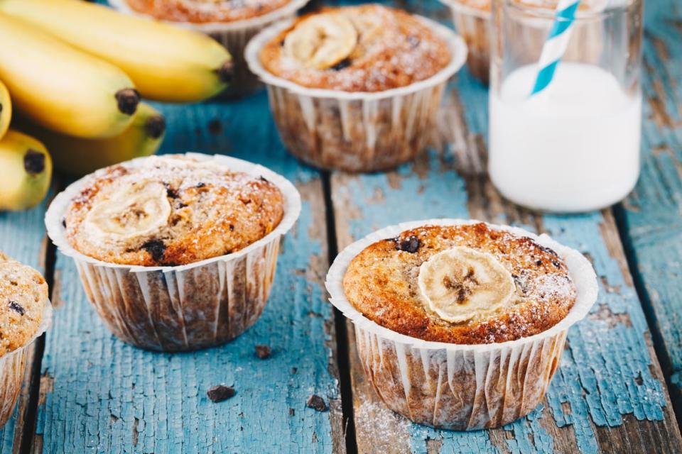 Muffins, lait et bananes