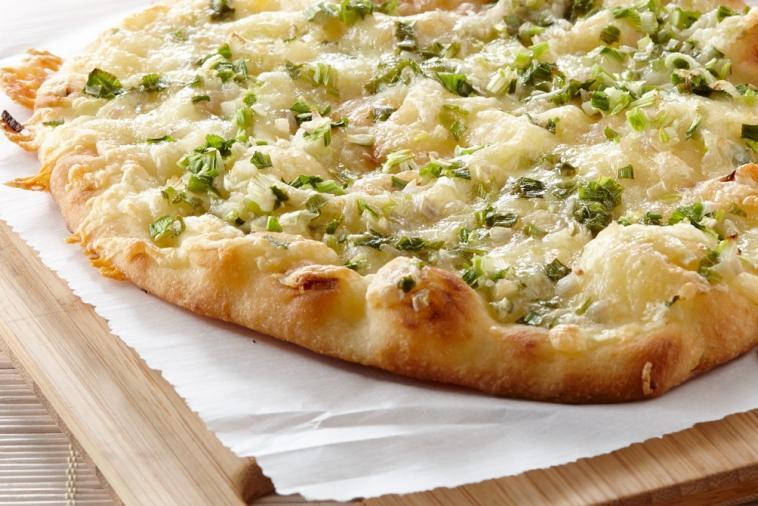 Pizza au fromage et à l'oignon vert