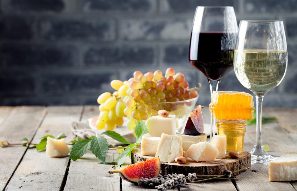 Raisins, fromages et verres de vin