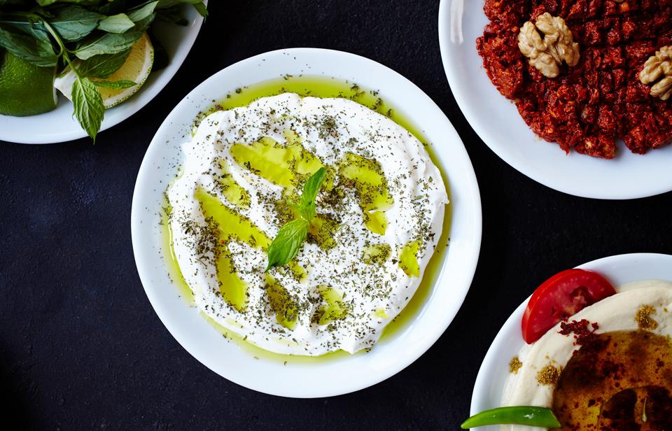 Mezze turcs avec du yogourt