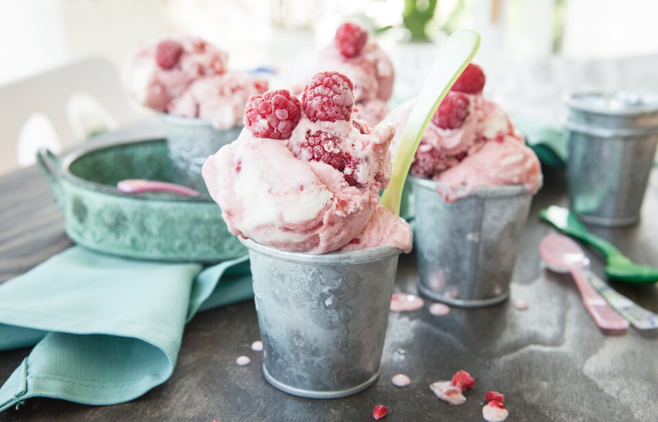 Yogourt glacé aux framboises et aux bananes