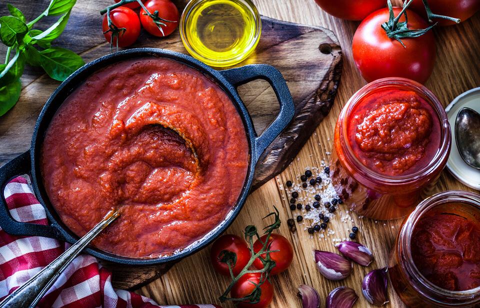 Une grande quantité de sauce tomate à mettre en bocaux