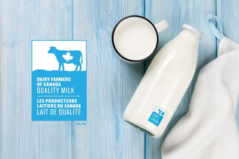Divers produits laitiers canadiens abordant le logo de la vache bleue.