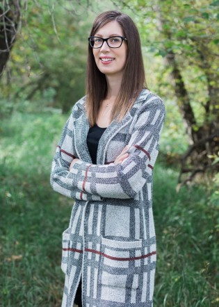 Photo de Jaclyn entourée d’arbres