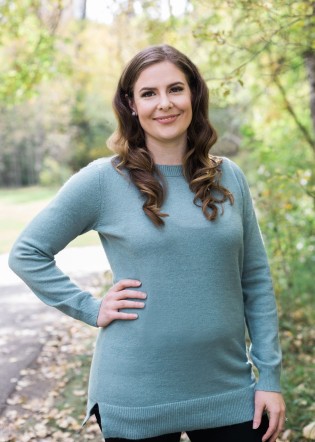 Photo de Lindsay avec un chemin et des arbres en arrière-plan