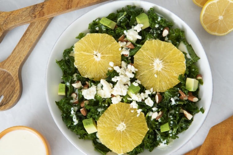 Salade d’agrumes, de chou vert frisé et d’avocat