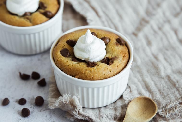 Biscuit au chocolat dans une tasse