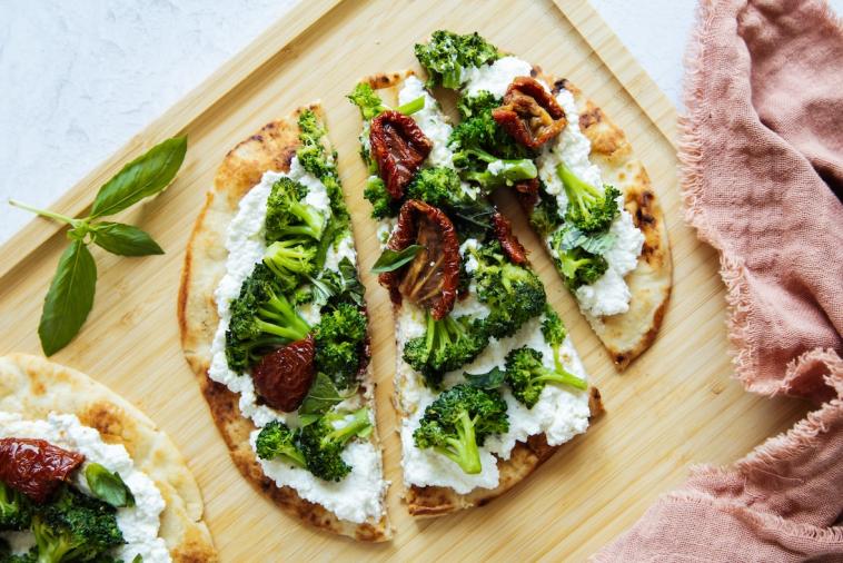 Pizza naan à la ricotta et aux brocolis