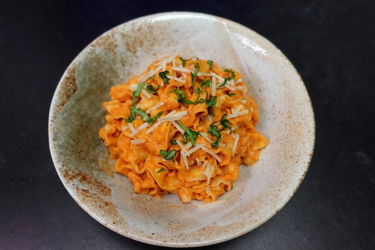 Nouilles crémeuses à la tomate et à la ricotta