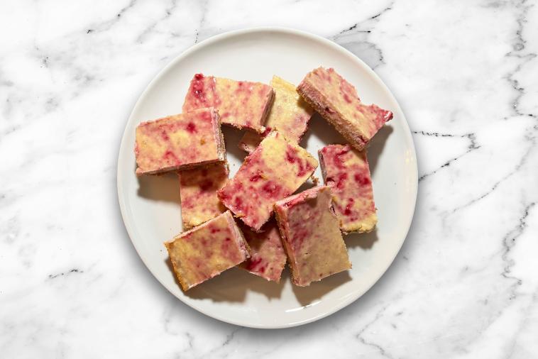Carrés marbrés de gâteau au fromage au lait de poule épicé et canneberges
