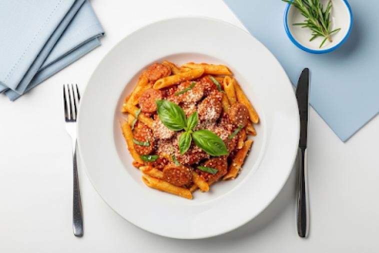 Image de haut en bas d'un plat de penne et de saucisse
