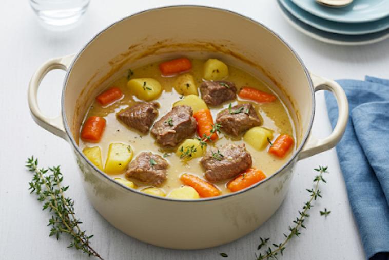 Image de haut en bas d'un pot de ragoût d'agneau irlandais