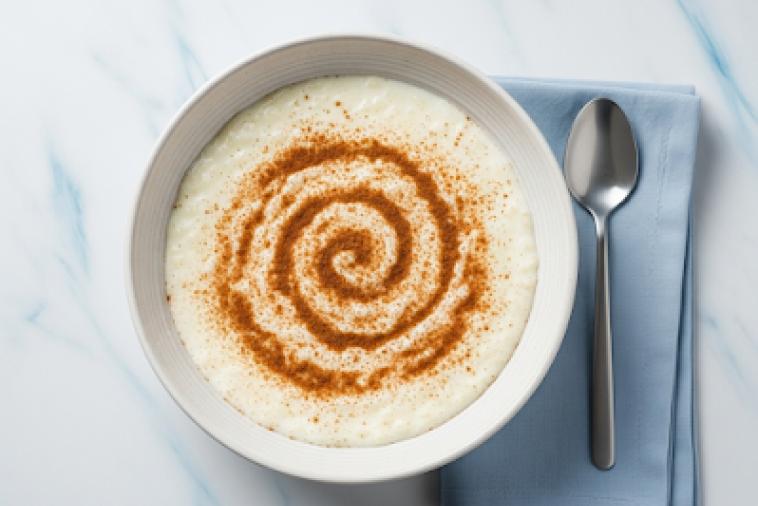 Bol de riz au lait avec un tourbillon de cannelle sur le dessus