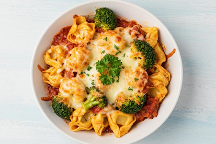 Image de haut en bas d'un bol de tortellini caserole avec du fromage cuit au four