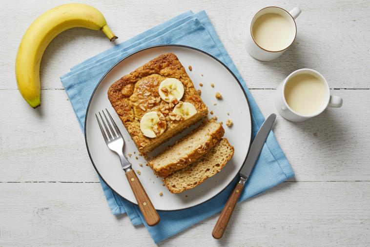 Tranches de pain de petit-déjeuner au son de banane disposées sur une assiette de service