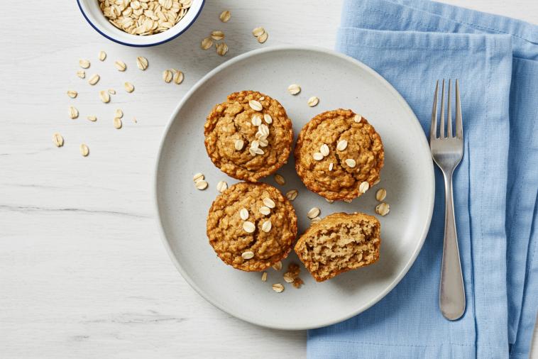 Image de haut de trois muffins à la banane, aux raisins secs et au son d'avoine sur une assiette