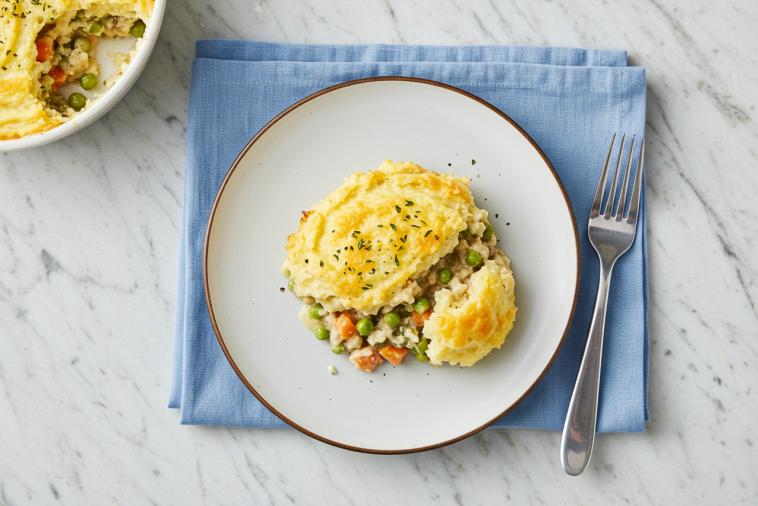 Image de haut d'un pâté chinois au fromage servi sur une assiette