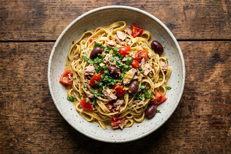 Fettuccini avec thon et tomates fraîches