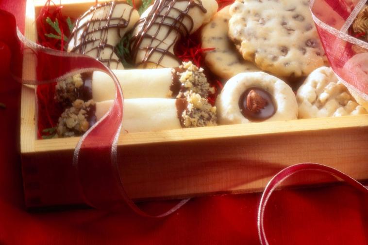 Variété de biscuits au beurre dans une boite cadeau