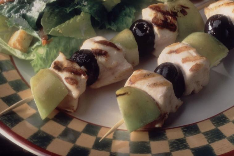 chicken and apple brochettes with mango sauce