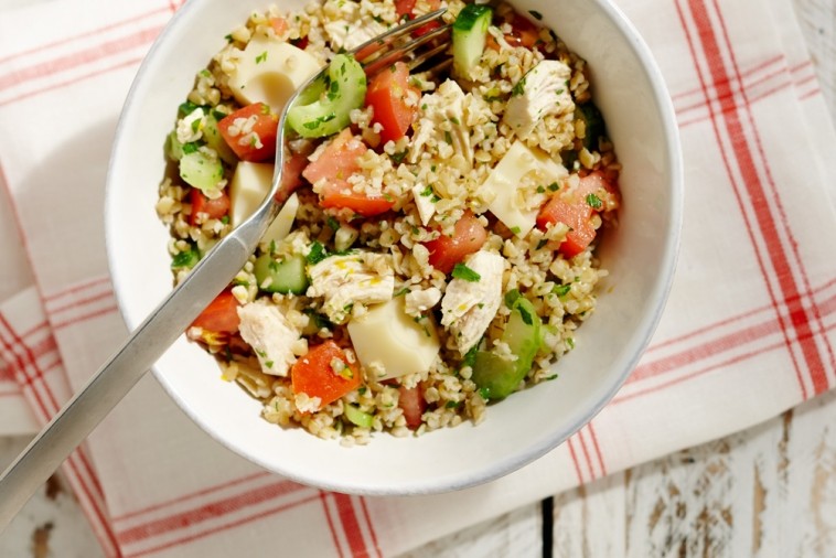 Salade de boulgour, poulet, fromage Suisse et légumes