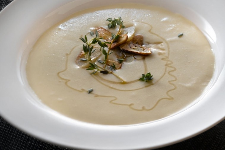 creamy roasted garlic soup Soupe crémeuse à l'ail rôti