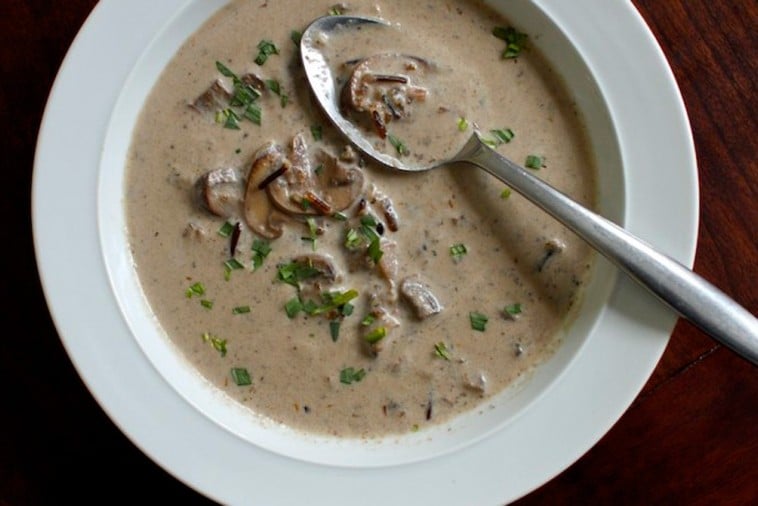 Soupe cr meuse au riz sauvage et aux champignons cremini