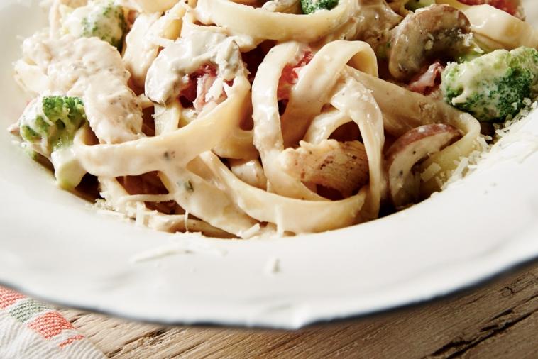 fettuccine alfredo with chicken and vegetables