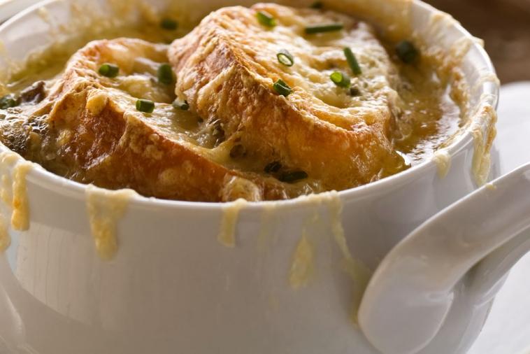 french onion soup with croutons au gratin