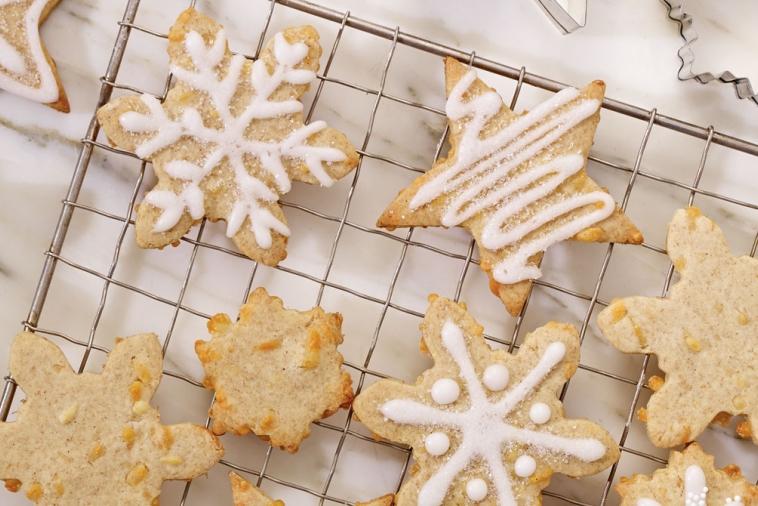 gingerbread snowflakes with perron 1 year cheddar