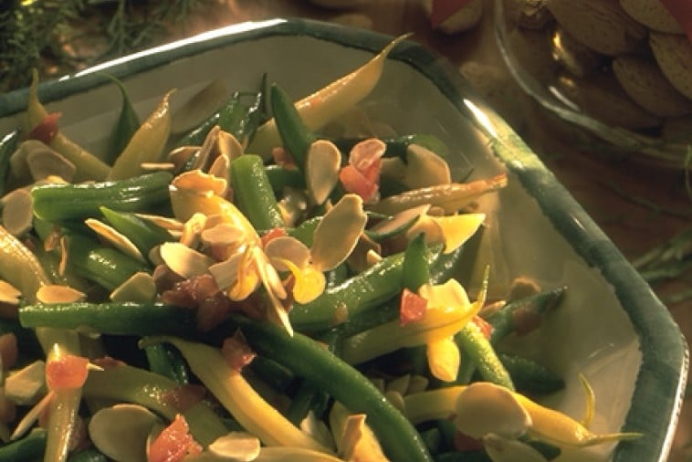 haricots verts et jaunes a l ail et aux amandes grillees