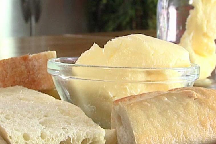 Beurre maison dans un bol avec du pain frais