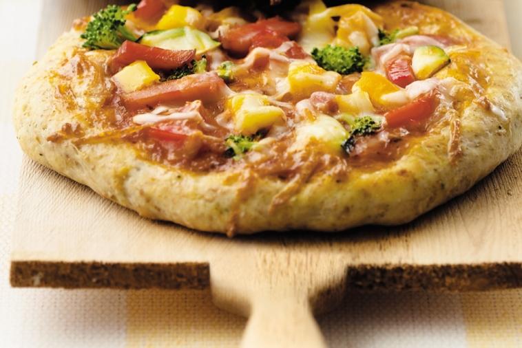 Mini-pizza sur une planche de bois