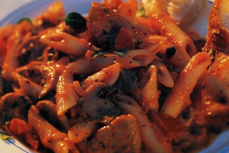 Filet De Porc Et Pates En Sauce Tomate Et Poivrons Rouges