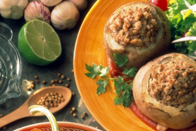 Pommes De Terre Farcies Au Porc à La Ricotta Et à La Sauce