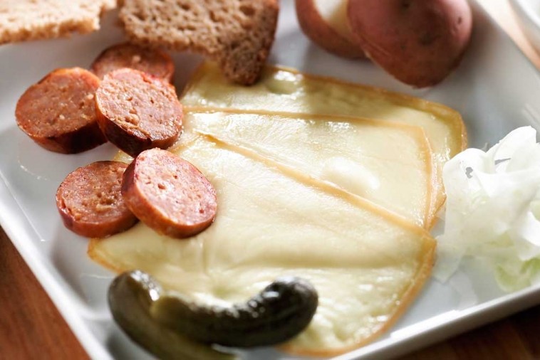 Raclette avec pommes de terre, saucisse et fenouil Plaisirs laitiers