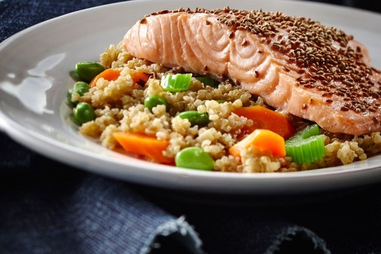 Quinoa Aux Légumes, Gingembre Et Sésame Accompagné De Saumon | Plaisirs ...