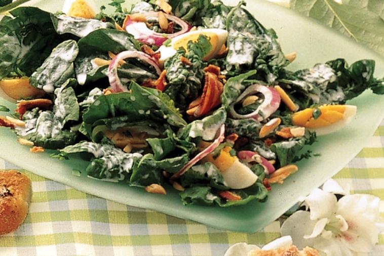 spinach salad with chunky blue cheese dressing