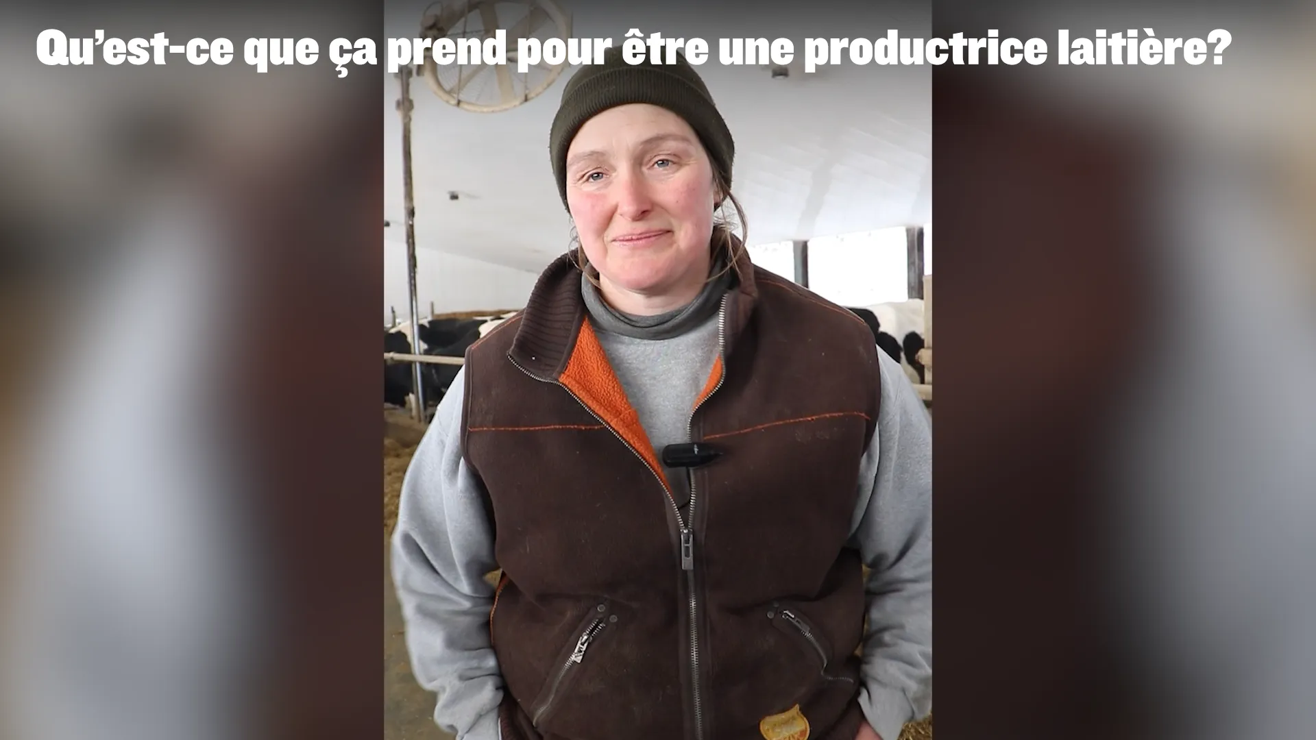 Une productrice laitière se tient dans une étable avec des vaches, avec le texte « Qu’est-ce que ça prend pour être une productrice laitière ? » affiché en haut.
